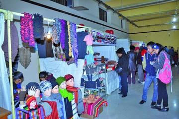 Trabajos artesanales están en exhibición y venta.