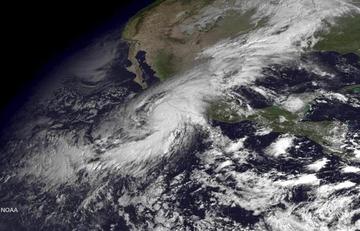 El huracán Patricia avanza con rapidez hacia la costa occidental de México 