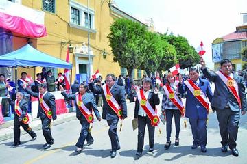 Los concejales levantaron con orgullo el labaro.