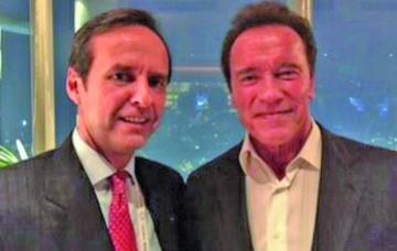 Entregan a Arnold  el Libro del Mar