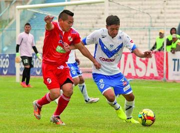 El lateral de la banda roja, Isaías Dury marca a su rival.