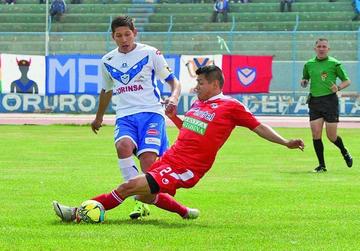 Luis Aníbal Torrico, de Nacional quita el balón a uno de los jugadores de San José.