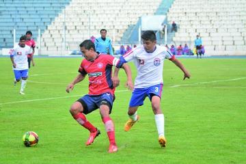 El delantero Diego Ardaya, de Wilster control la pelota.