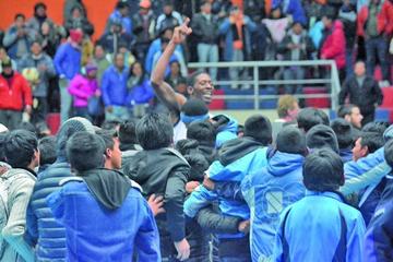 Hinchas de Calero invadieron la cancha para festejar la victoria con los refuerzos