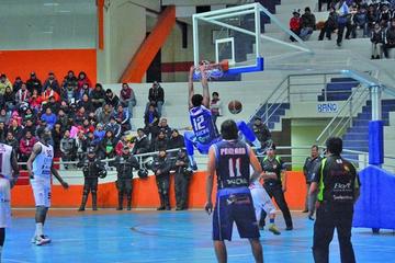 Erick Mc Knigth de Amistad Blacmar se cuelga del tablero.