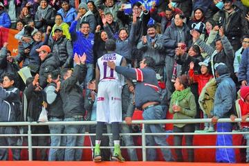 Jamal Francis celebra el triunfo con la hinchada