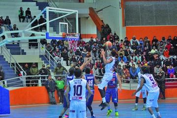 El venezolano Kelvin Caraballo en una de las jugadas ofensivas del cuadro local.