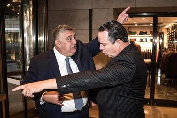 Humberto Roca es desalojado del hotel donde se realizó el evento. Foto: ABI