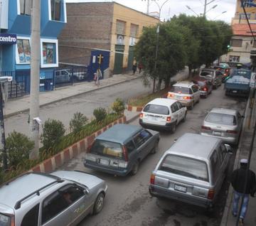 Los taxistas cobran cinco bolivianos la tarifa, pero la norma vigente establece que debe ser 3,50.
