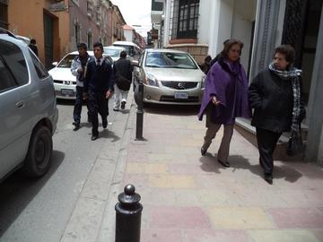 Vehículos oficiales avasallan aceras del centro de la ciudad