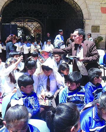 Corso regala las revistas a los niños.