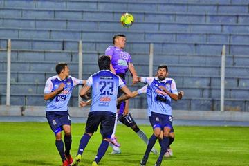 Uno de los jugadores lilas cabecea el esférico.