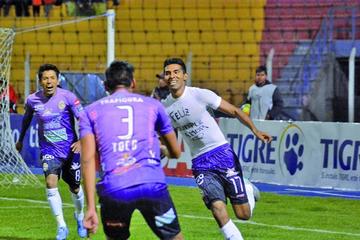 El delantero de real Potosí, Gilbert Álvarez, celebra su gol.