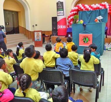 Los niños gozaron de la exposición de títeres que estarán hasta el cierre.