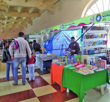 Los visitantes buscaron el material de lectura.