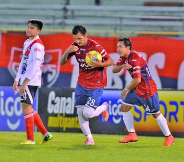 El jugador de Wilstermann, Omar Morales, se lleva el balón  hasta el centro de la cancha.