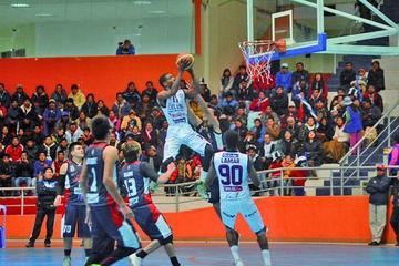 Jamal Francis JR, del equipo de la Villa Imperial, convierte un doble.