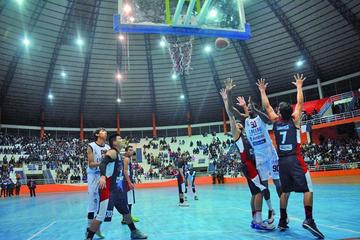 Los jugadores de San Simón intentan tapar al jugador de Calero, Lamar Bond.
