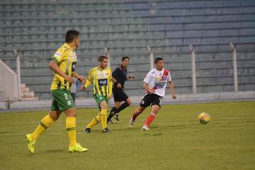 El mediocampista de Nacional, Darwin Lora, controla el balón.