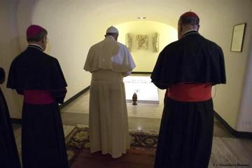 Fittipaldi, autor de libro con documentos vaticanos filtrados, dice que el Papa está "solo" 