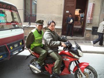 Policías exigen casco pero ellos no usan