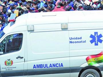 Entregan 71 ambulancias por un monto de Bs 44.6 millones