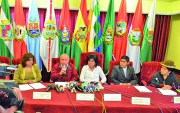 Los representates del Tribunal Supremo Electoral.