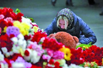 Una mujer se emociona delante del altar, en memoria de las víctimas del siniestro del Airbus A321 de MetroJet en el Sina