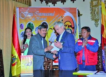 David Velásquez entrega la resolución que nombra Presidente Honorario al vicepresidente Álvaro García Linera.