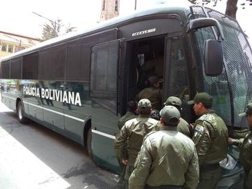 Entregan un bus que costó Bs 1.5 millones 