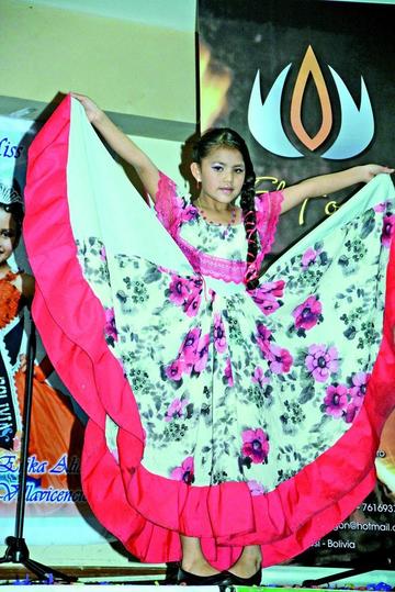 Una niña candidata demuestra su gusto por el baile.