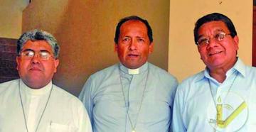 Acompañarán a Centellas (centro) en su gestión los monseñores Óscar Aparicio (izq) y Aurelio Pesoa (der).