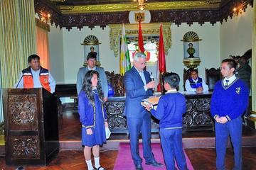 Estudiantes del Colegio Don Bosco Fiscal le entregaron un proyecto para su unidad educativa.