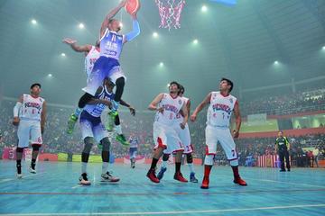 El jugador de Calero, Lamar Bond, tapa a Jordan Mc Coy, de Pichincha.