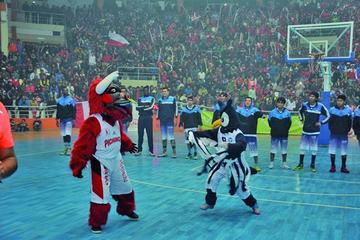 Los mascotas de ambos equipos marcaron el inicio de la pulzeta deportiva.