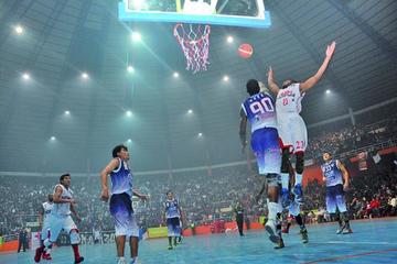 El jugador de Calero, Lamar Bond, tapa a Jordan Mc Coy, de Pichincha.