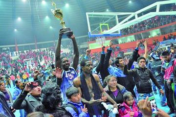 Los jugadores  de Calero celebran la victoria.