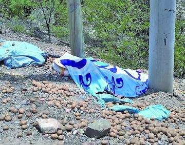 El cuerpo sin vida fue tapado con una frazada.