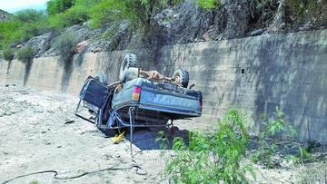 Así quedó la camioneta tras salirse del camino.