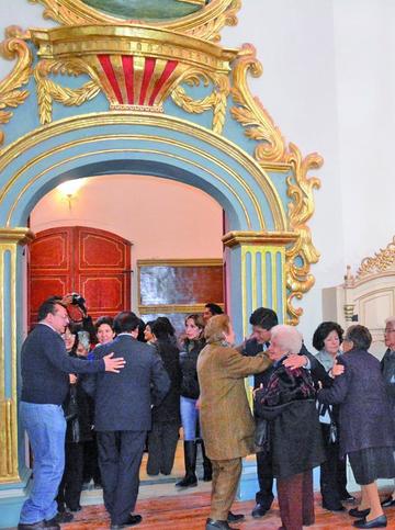 La gente visitó el mausoleo de los notables.