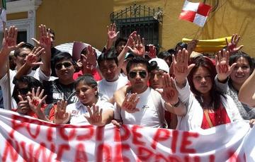 Protestas en desfile logran fastidiar a la Gobernación