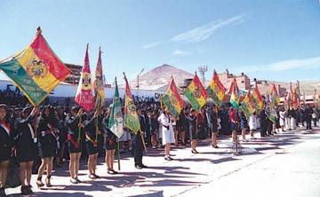 En homenaje a Potosí desfilan 87 establecimientos educativos