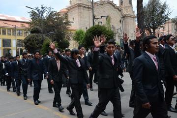 Los estudiantes desfilaron con el No pintado en sus manos.