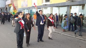Gonzalo Barrientos recibió el apoyo de la gente que veía el desfile.