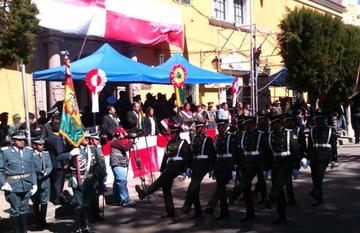 El desfile se adelantó con presencia del presidente en ejercicio Álvaro García Linera. Foto: Rocío Ruiz