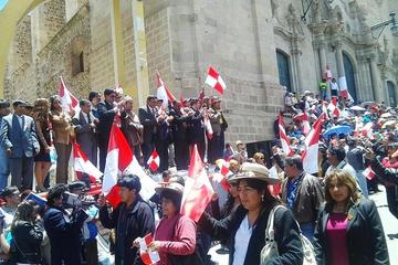 Los dirigentes cívicos son ovacionados esta mañana durante el desfile. Foto: El Potosí