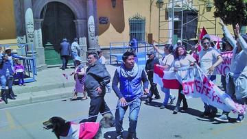 Comcipo se adueña de las calles y del desfile en homenaje a Potosí
