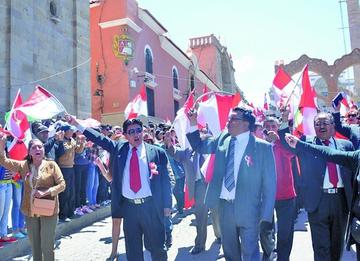 Los dirigentes cívicos en su paso por la plaza central.