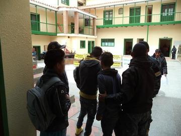 Estudiantes bebían en plena vía pública