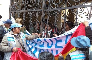 Personas con discapacidad toman la Alcaldía exigiendo trabajo